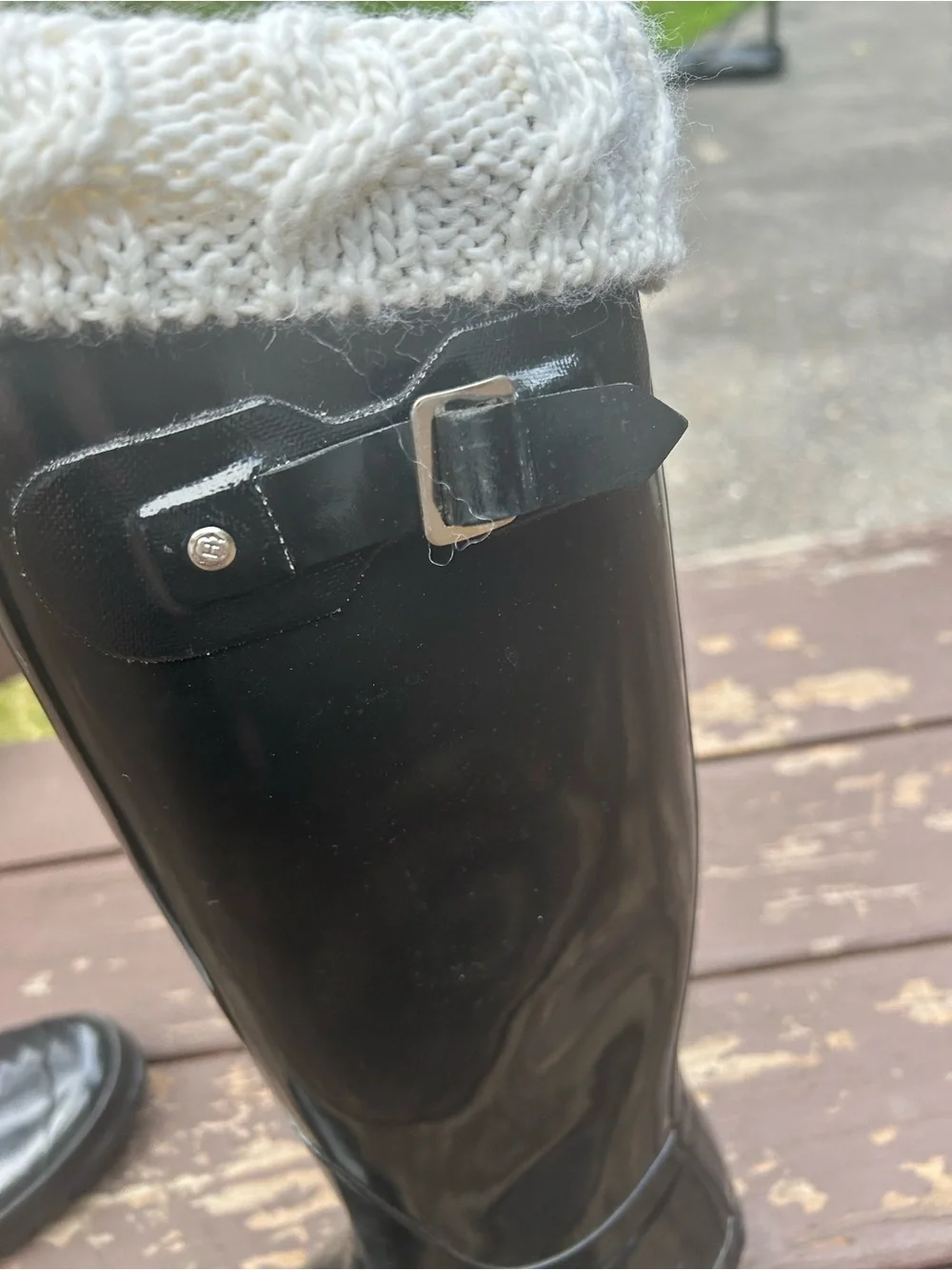 Hunter Cream Knit Sock Liners with Black Rain Boots